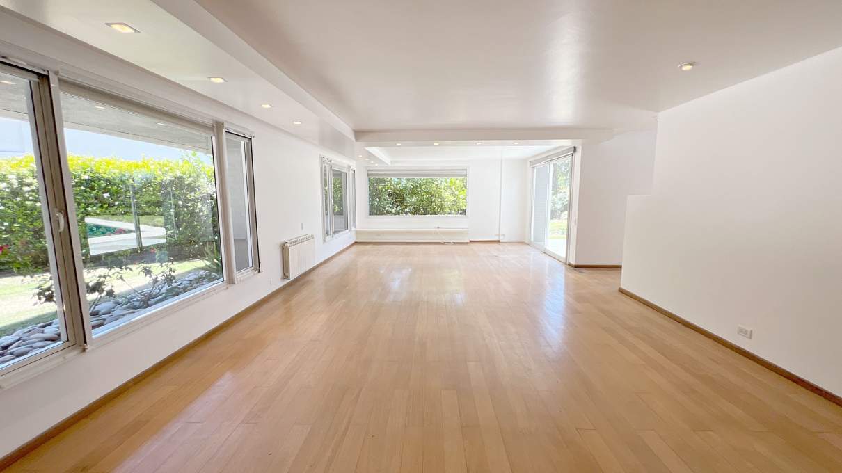 Casa moderna 5 dormitorios en Country Las Delicias. Pileta y quincho con asador