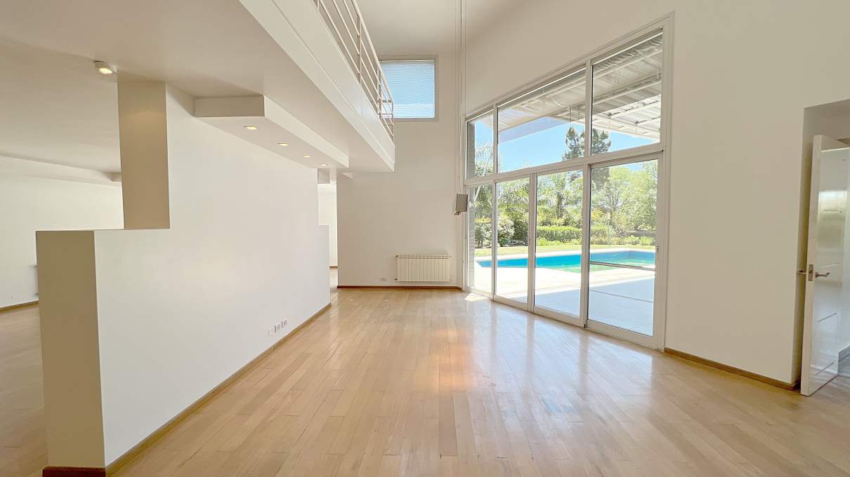 Casa moderna 5 dormitorios en Country Las Delicias. Pileta y quincho con asador