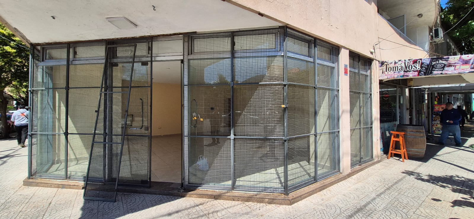 Importante ESQUINA COMERCIAL - Sobre Avenida