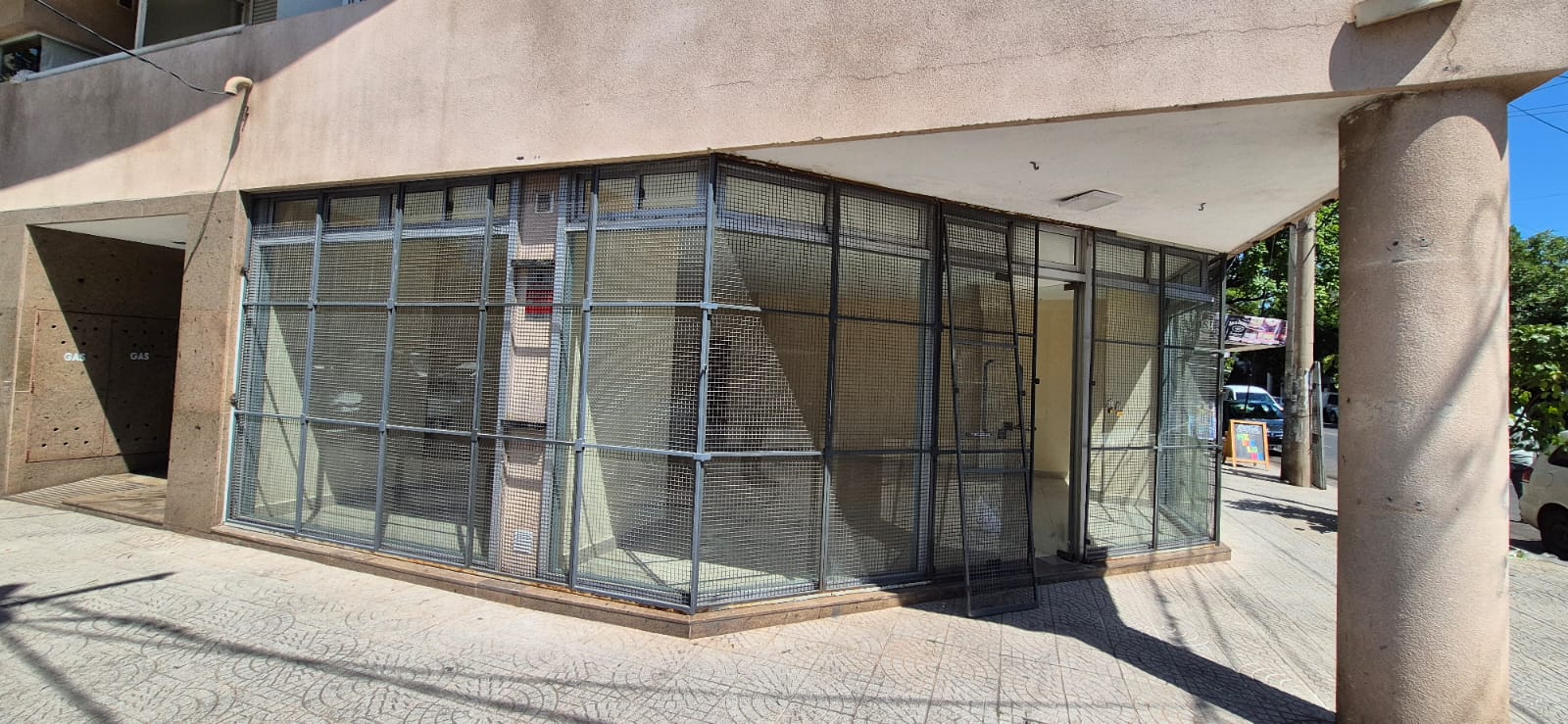 Importante ESQUINA COMERCIAL - Sobre Avenida