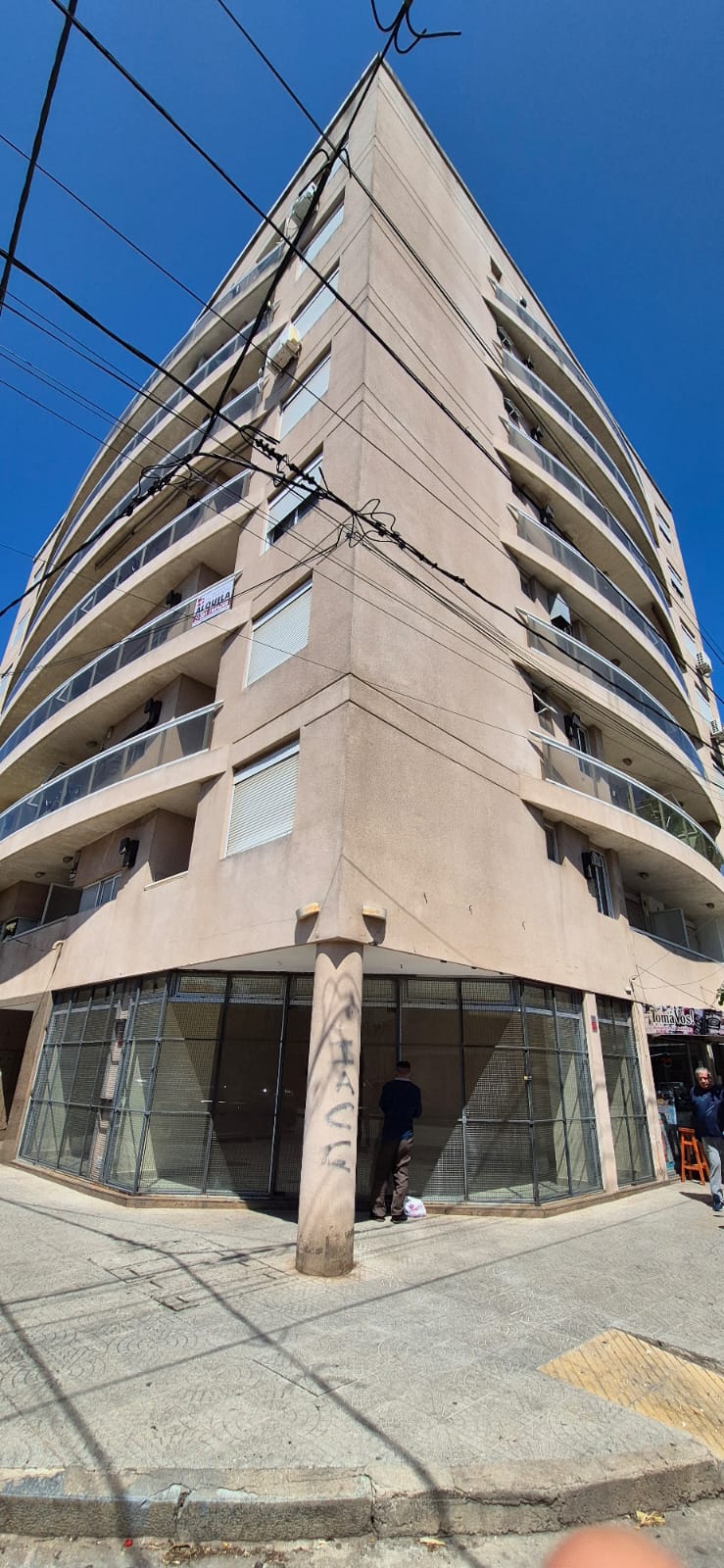 Importante ESQUINA COMERCIAL - Sobre Avenida