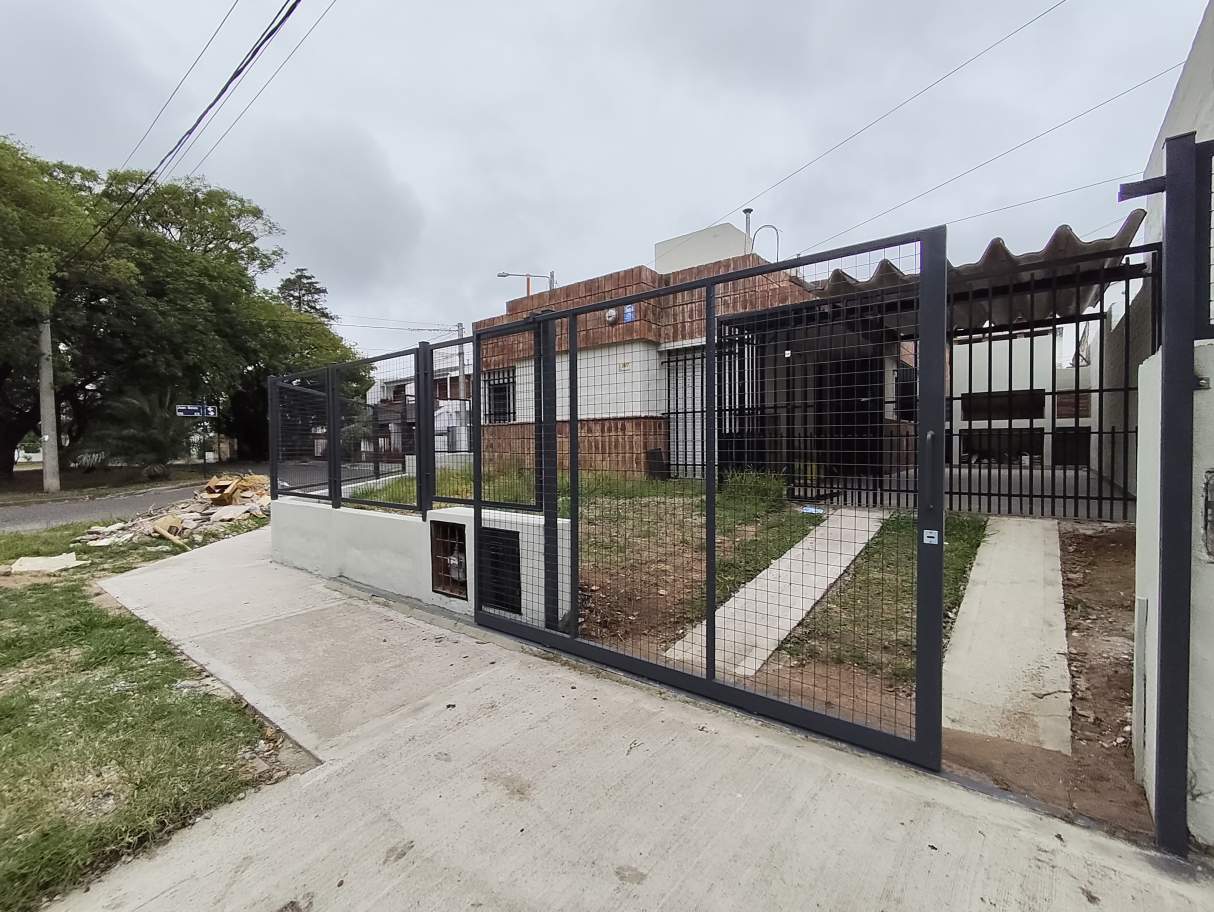 Tu casa en Alto Alberdi: dos dormitorios, asador y entorno residencial con plazas