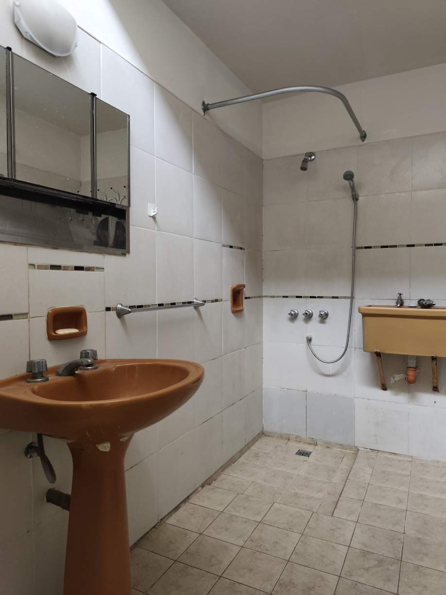 Tu casa en Alto Alberdi: dos dormitorios, asador y entorno residencial con plazas