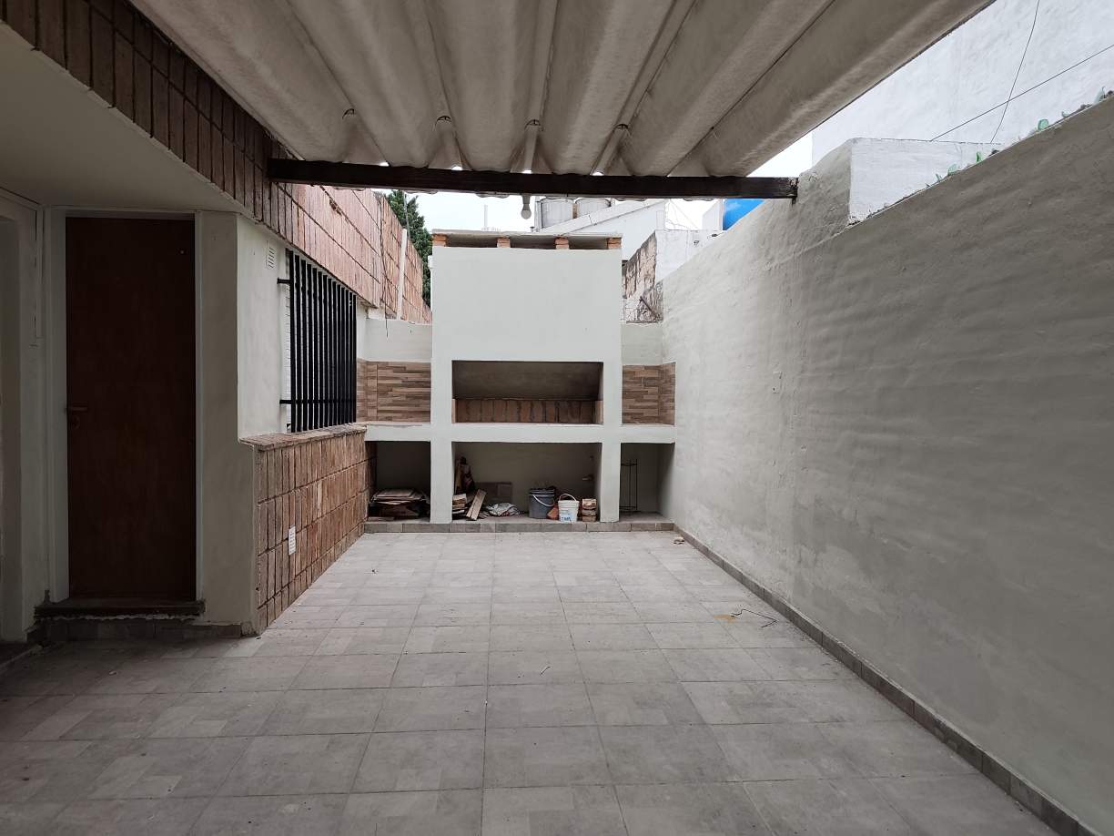 Tu casa en Alto Alberdi: dos dormitorios, asador y entorno residencial con plazas