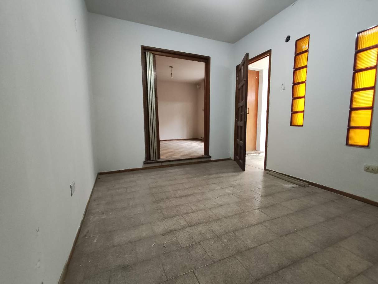 Tu casa en Alto Alberdi: dos dormitorios, asador y entorno residencial con plazas