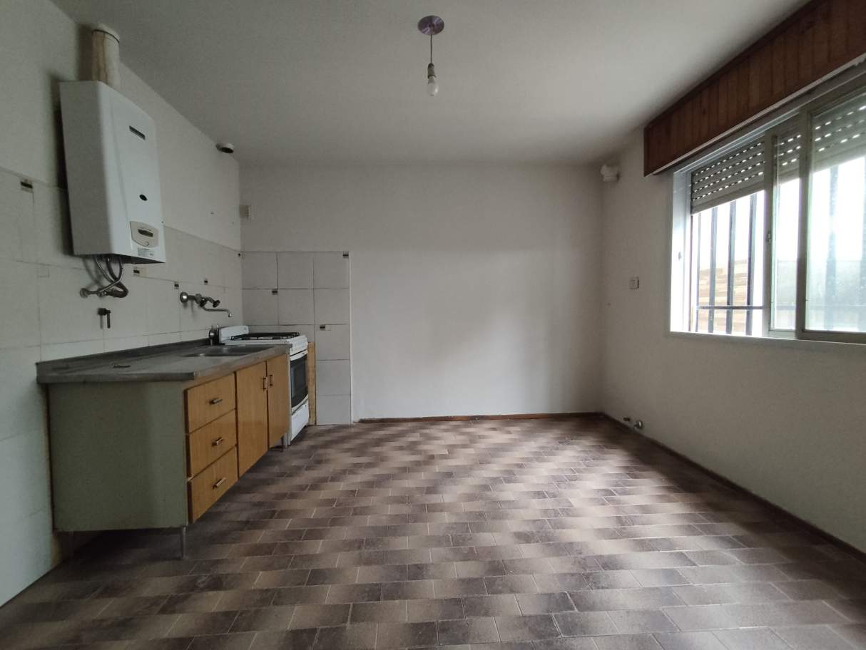 Tu casa en Alto Alberdi: dos dormitorios, asador y entorno residencial con plazas