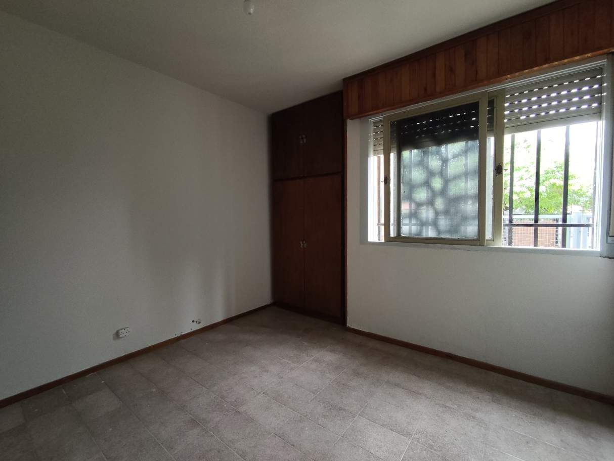 Tu casa en Alto Alberdi: dos dormitorios, asador y entorno residencial con plazas