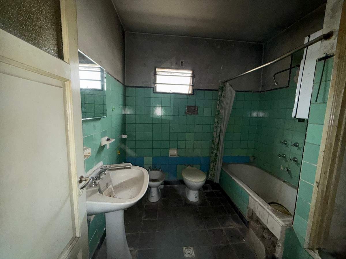 CASONA en VENTA a RECICLAR en ALBERDI