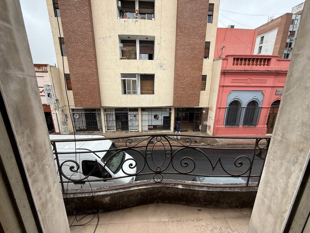 CASONA en VENTA a RECICLAR en ALBERDI