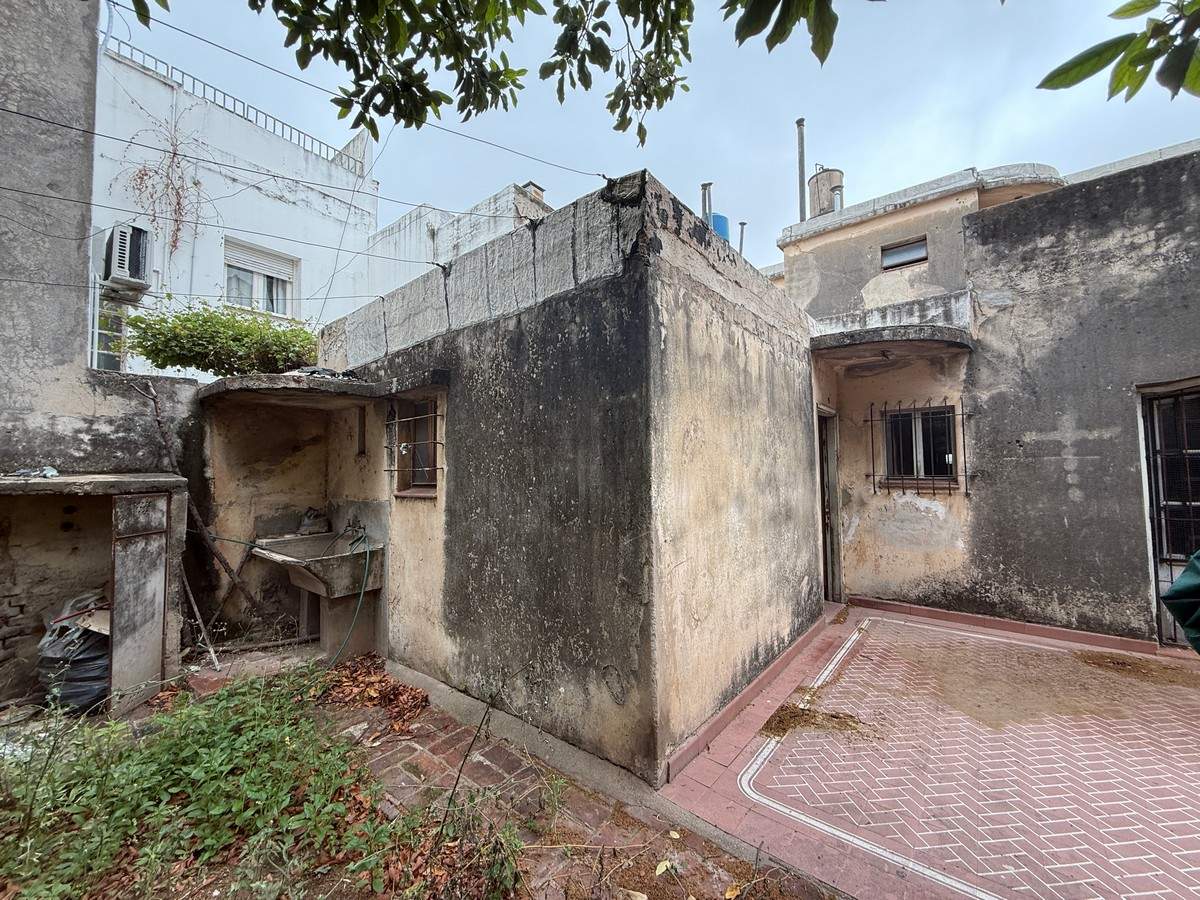 CASONA en VENTA a RECICLAR en ALBERDI