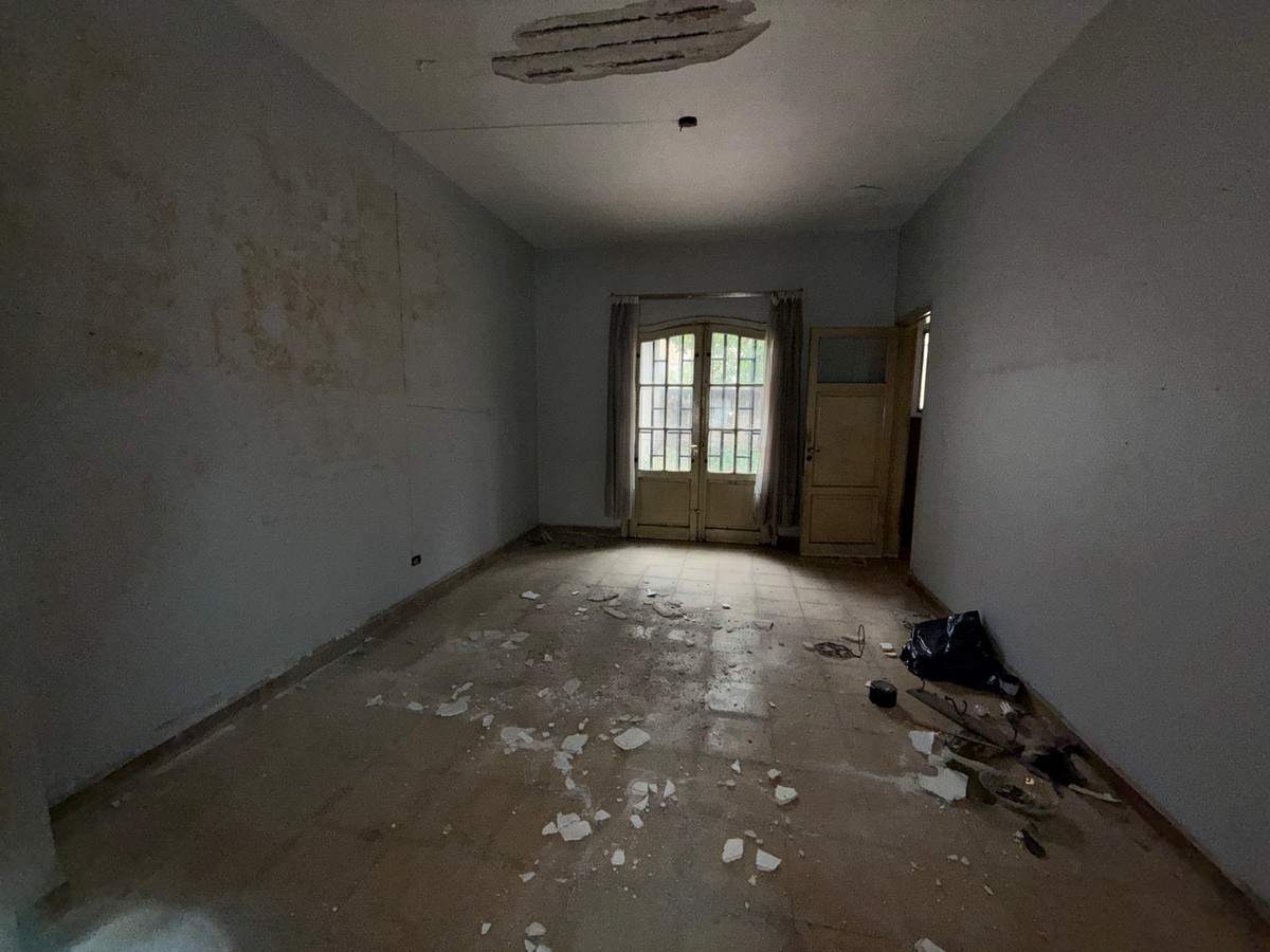 CASONA en VENTA a RECICLAR en ALBERDI