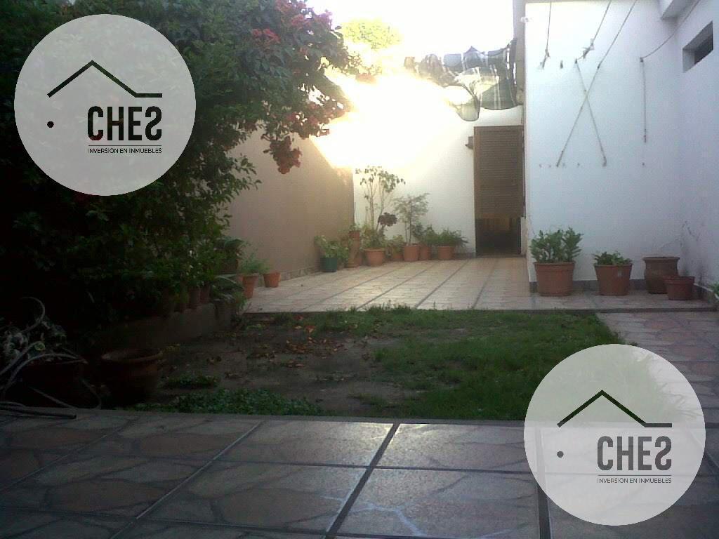 Casa en Venta 3 dorm  y dependencia en Villa Cabrera a 2 cuadras del Shopping - APTO CREDITO EXCELENTE UBICACION