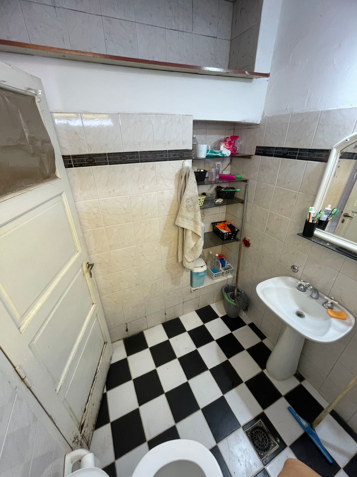 VENTA CASA - (3 dorm. y patio)- A metros de Av. Bulnes