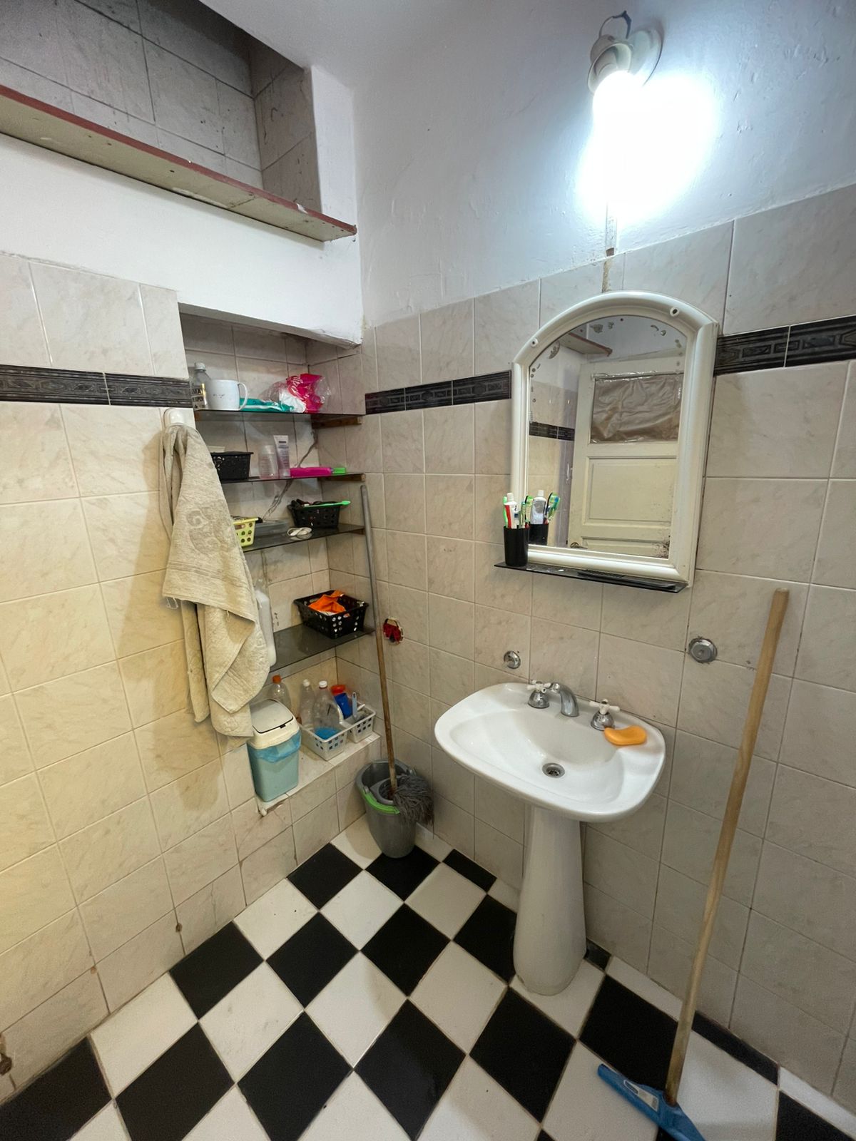 VENTA CASA - (3 dorm. y patio)- A metros de Av. Bulnes