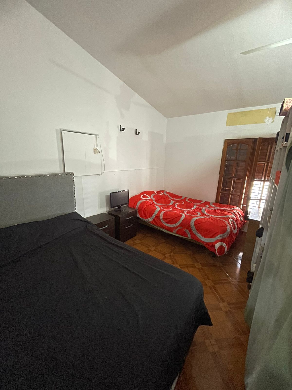 VENTA CASA - (3 dorm. y patio)- A metros de Av. Bulnes