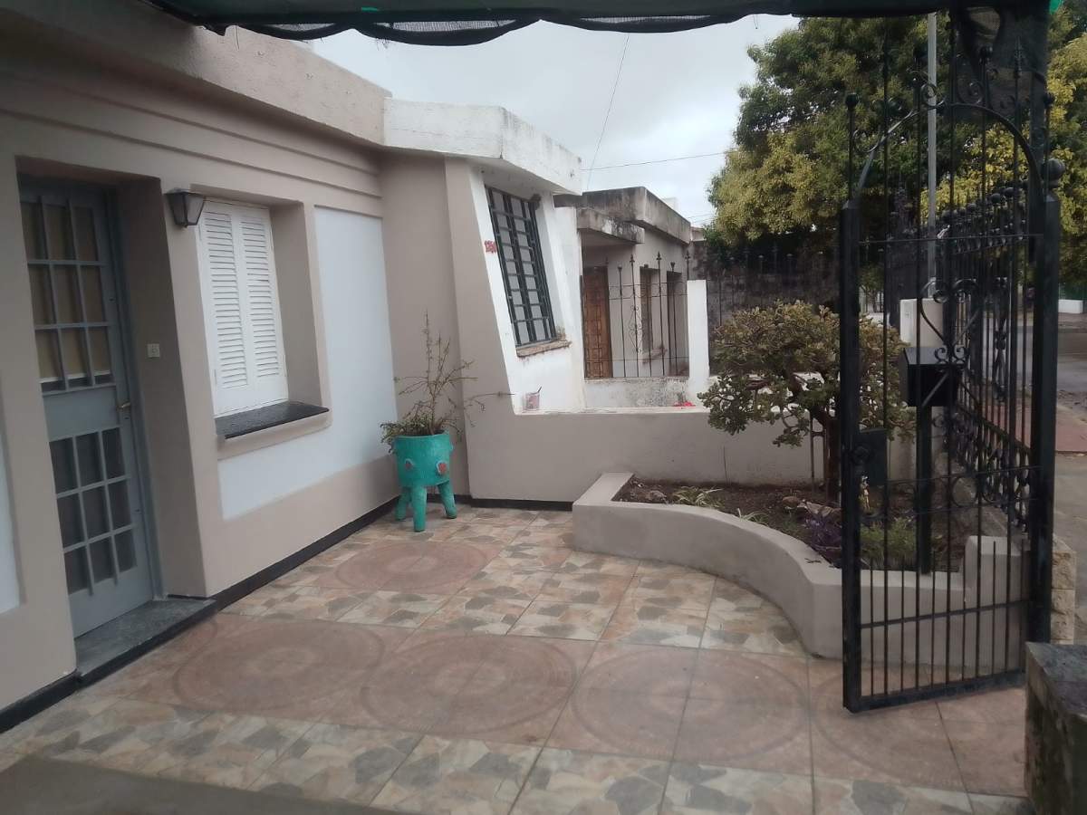 CASA EN ALQUILER DE DOS DORMITORIOS EN PEDRO GOYENA