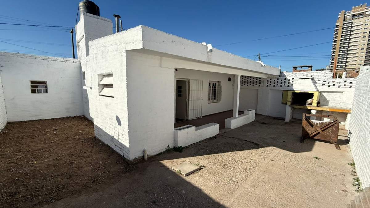 Casa en Alquiler 2 dormitorios con cochera en Villa Alberdi