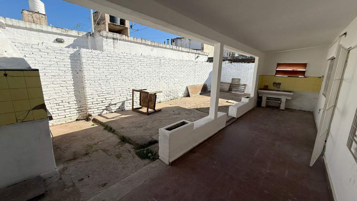 Casa en Alquiler 2 dormitorios con cochera en Villa Alberdi