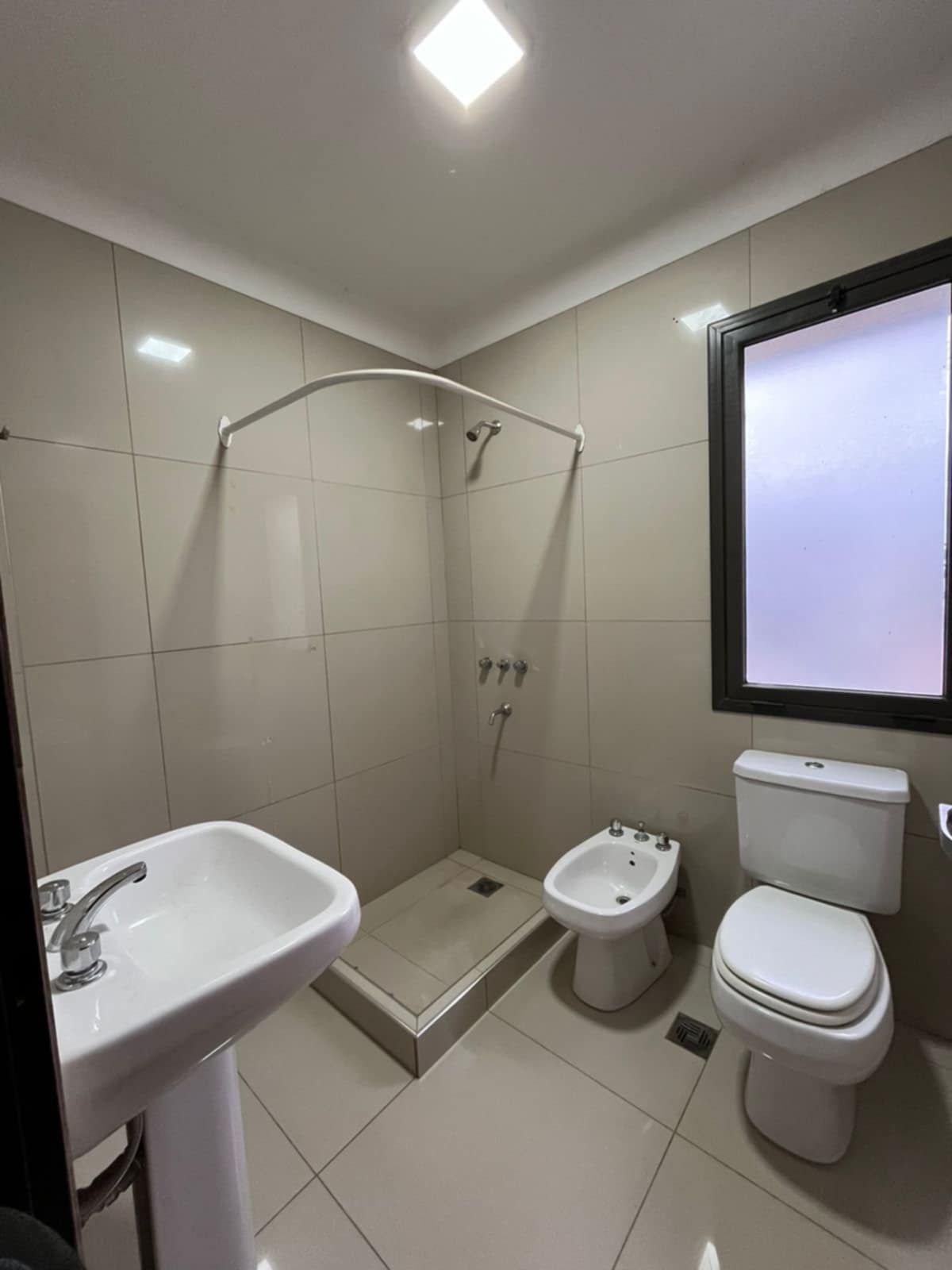 Duplex en alquiler 2 dorm en complejo con SUM a media cuadra de intrecountry