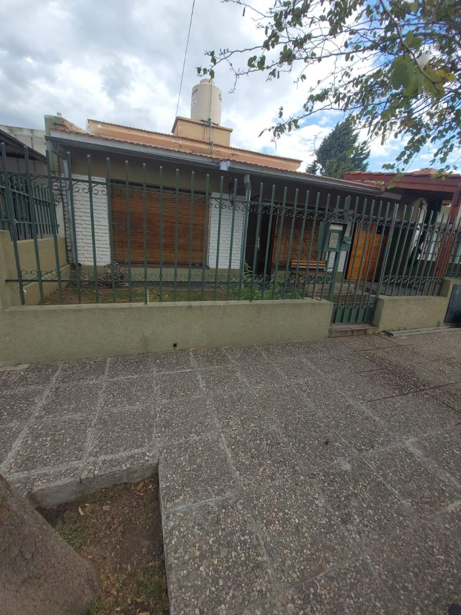 CASA EN VENTA 3 DORMITORIOS BARRIO ESCOBAR