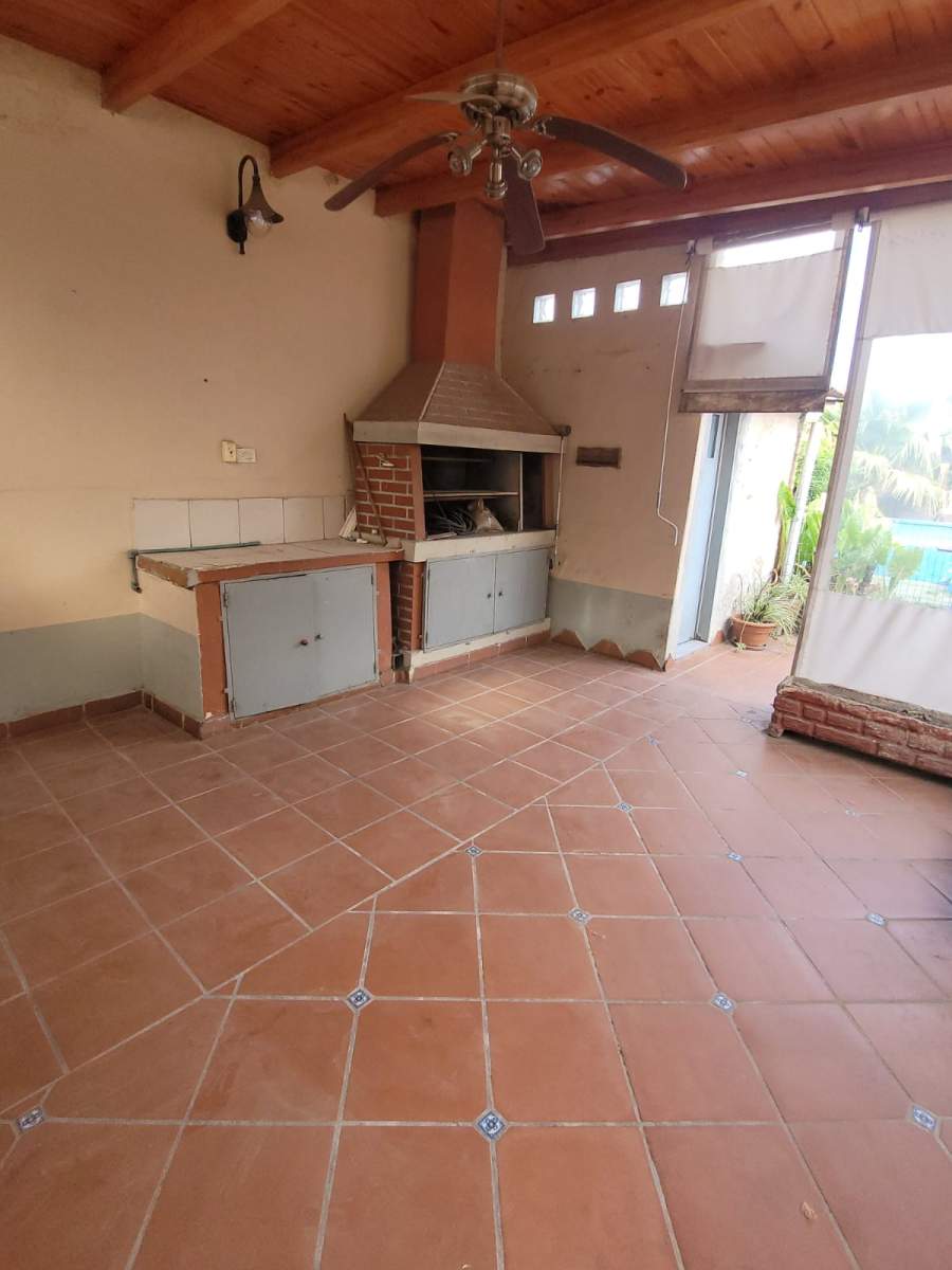 CASA EN VENTA 3 DORMITORIOS BARRIO ESCOBAR