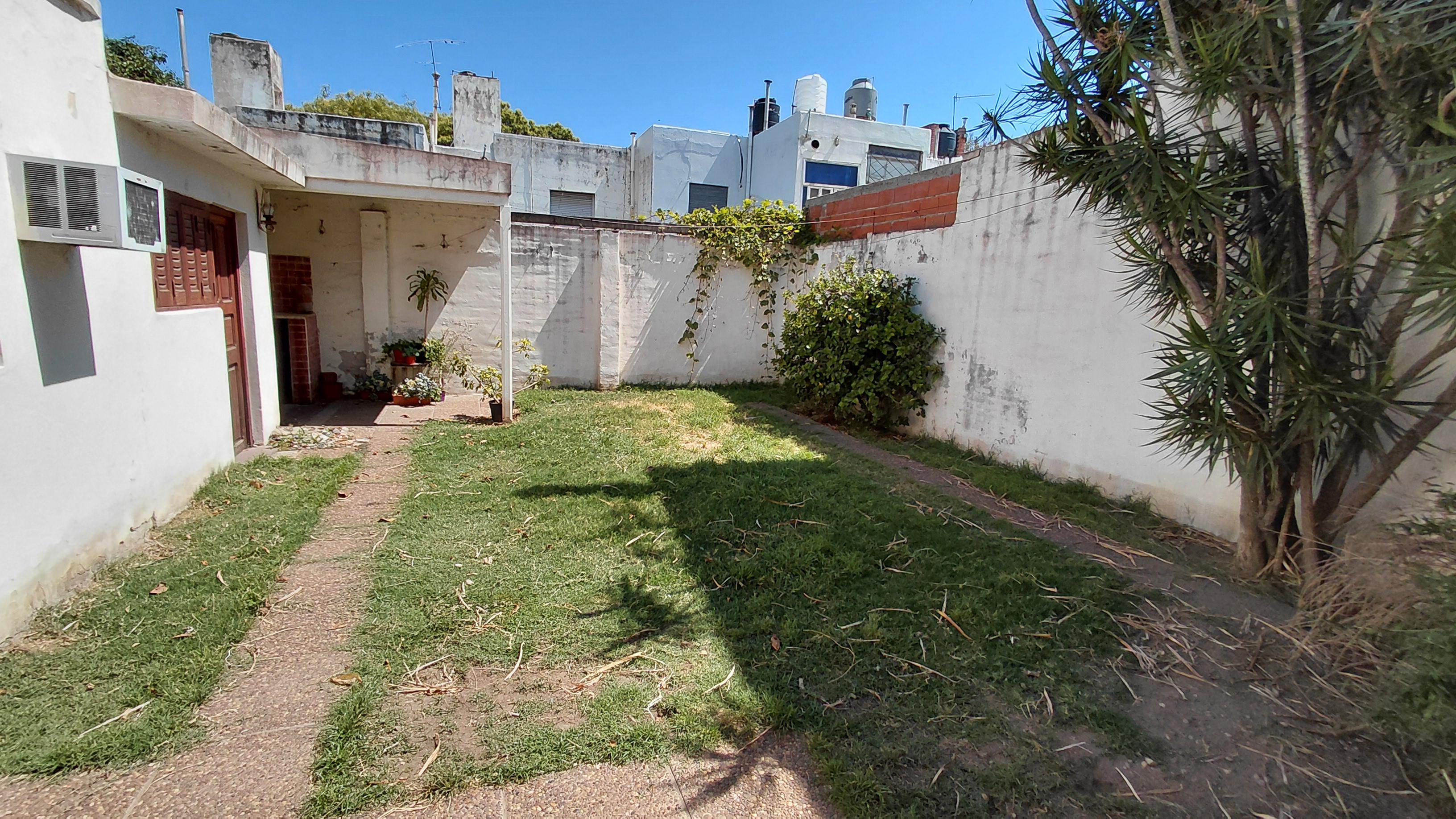 SALVATIERRA VENDE - CASA DE DOS DORMITORIOS-BARRIO JUNIORS-EXC.UBICAC-PATIO