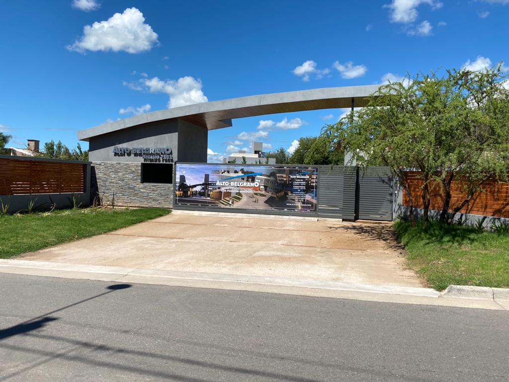 ALQUILER Housing Casa Dúplex tres dormitorios tres baños dos Cocheras SEGURIDAD