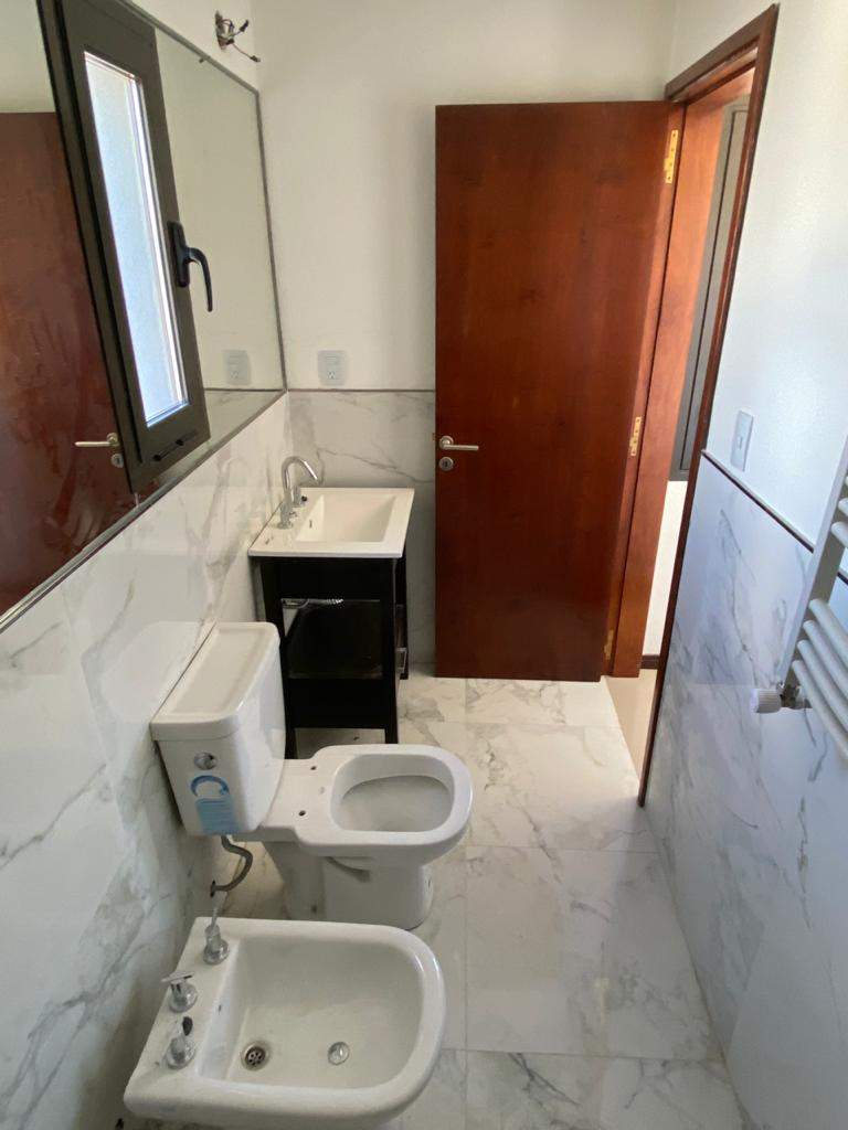 ALQUILER Housing Casa Dúplex tres dormitorios tres baños dos Cocheras SEGURIDAD