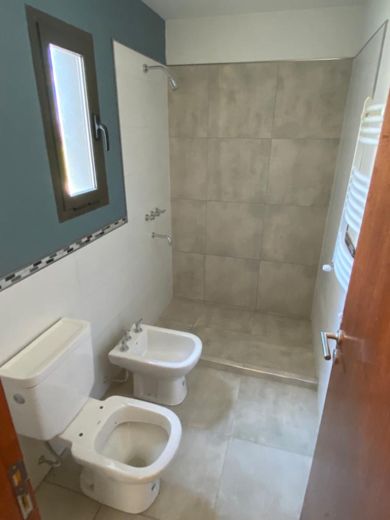 ALQUILER Housing Casa Dúplex tres dormitorios tres baños dos Cocheras SEGURIDAD