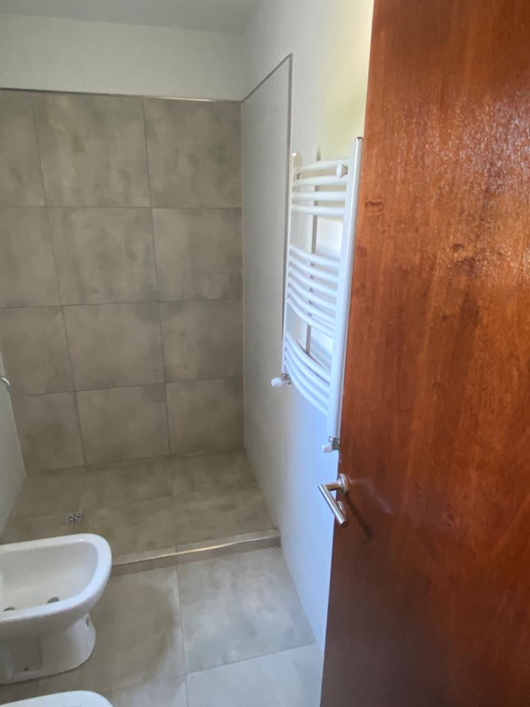 ALQUILER Housing Casa Dúplex tres dormitorios tres baños dos Cocheras SEGURIDAD