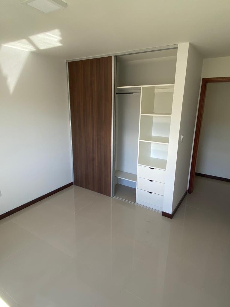 ALQUILER Housing Casa Dúplex tres dormitorios tres baños dos Cocheras SEGURIDAD