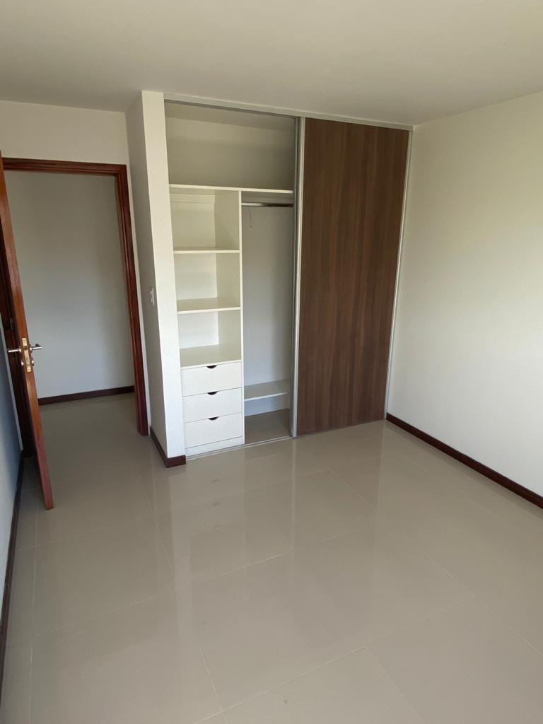 ALQUILER Housing Casa Dúplex tres dormitorios tres baños dos Cocheras SEGURIDAD