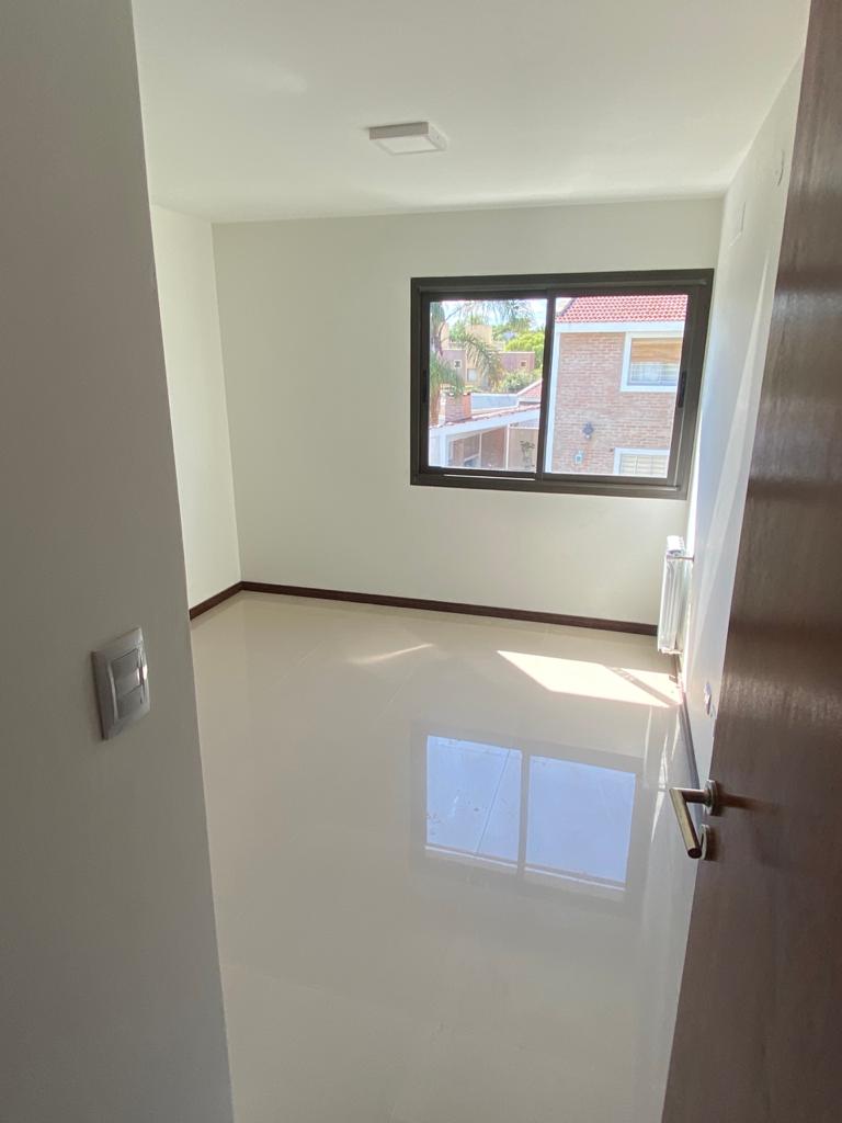 ALQUILER Housing Casa Dúplex tres dormitorios tres baños dos Cocheras SEGURIDAD