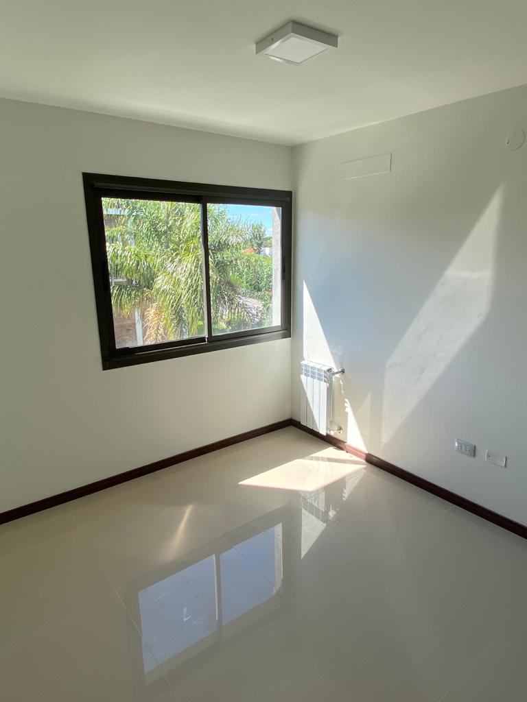 ALQUILER Housing Casa Dúplex tres dormitorios tres baños dos Cocheras SEGURIDAD