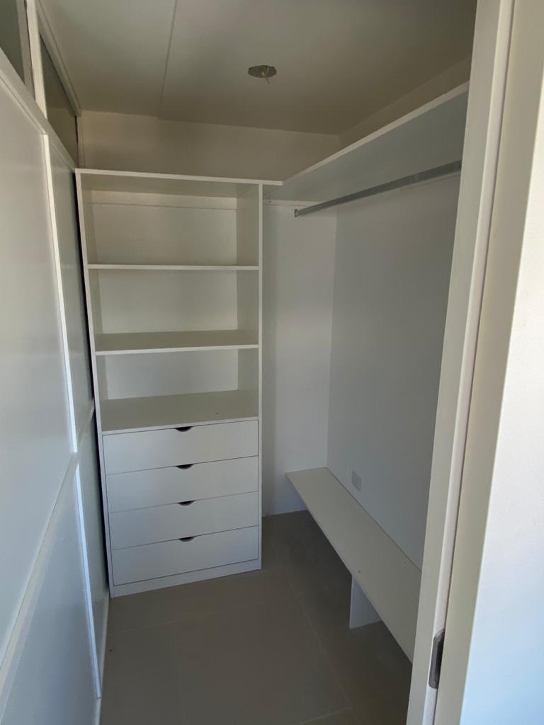 ALQUILER Housing Casa Dúplex tres dormitorios tres baños dos Cocheras SEGURIDAD