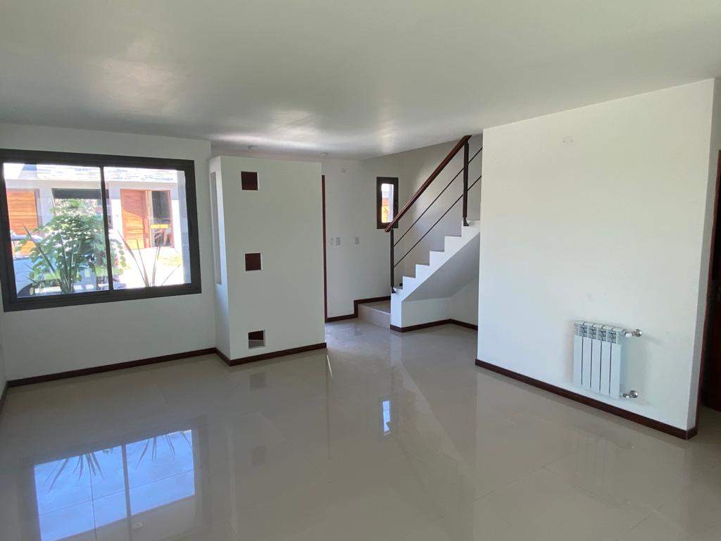 ALQUILER Housing Casa Dúplex tres dormitorios tres baños dos Cocheras SEGURIDAD