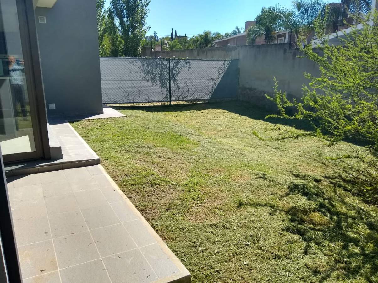 ALQUILER Housing Casa Dúplex tres dormitorios tres baños dos Cocheras SEGURIDAD