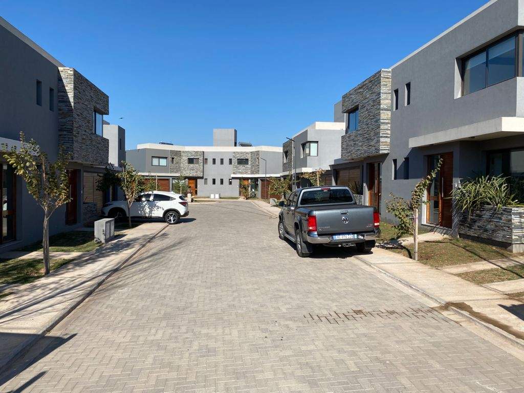 ALQUILER Housing Casa Dúplex tres dormitorios tres baños dos Cocheras SEGURIDAD