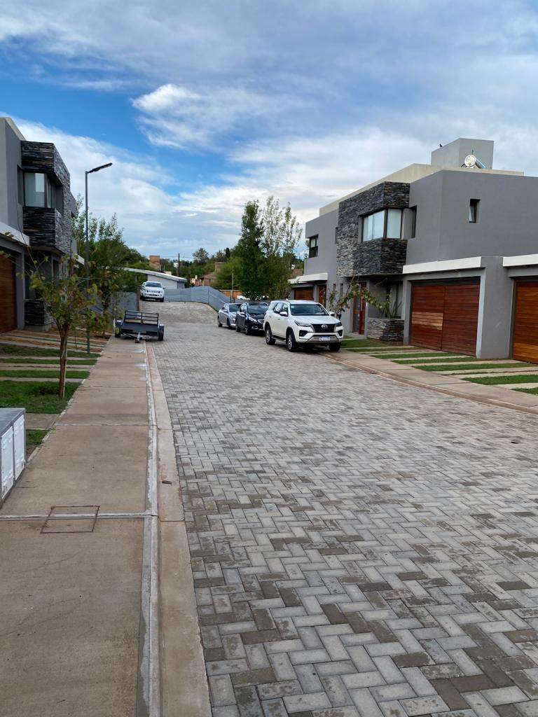 ALQUILER Housing Casa Dúplex tres dormitorios tres baños dos Cocheras SEGURIDAD