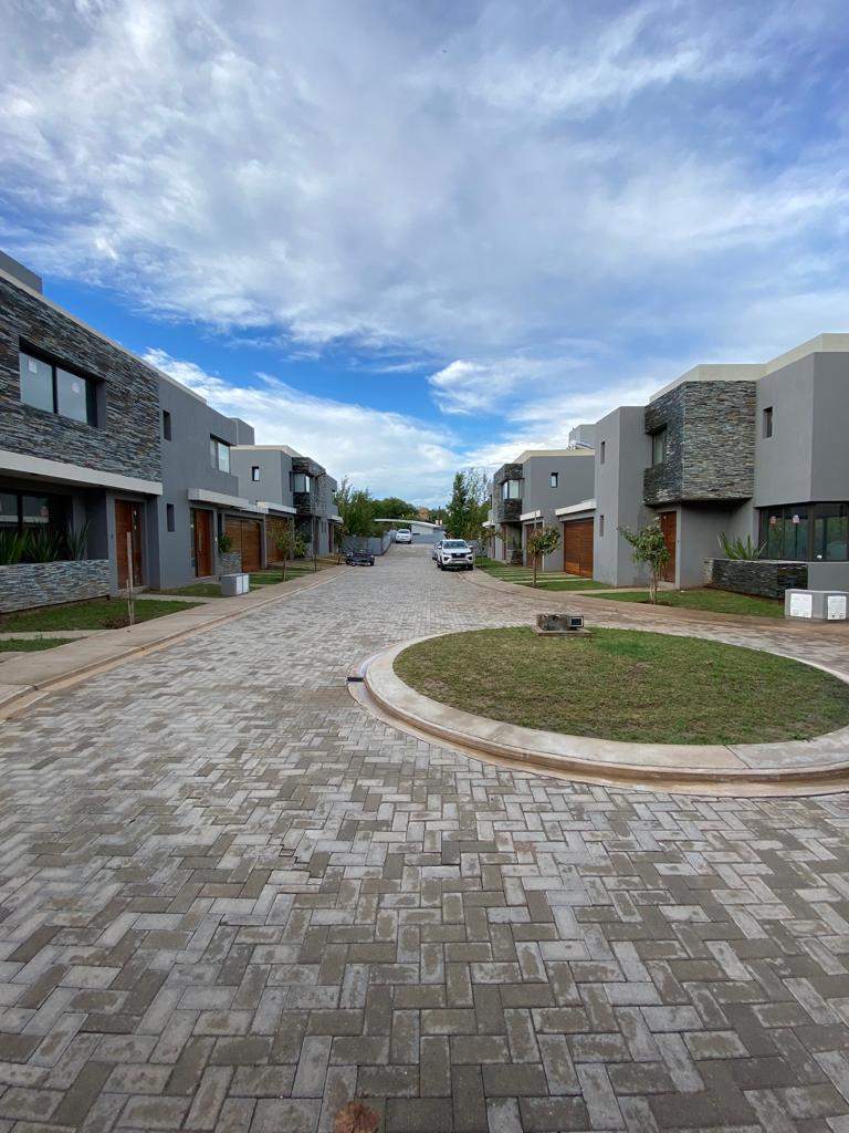 ALQUILER Housing Casa Dúplex tres dormitorios tres baños dos Cocheras SEGURIDAD