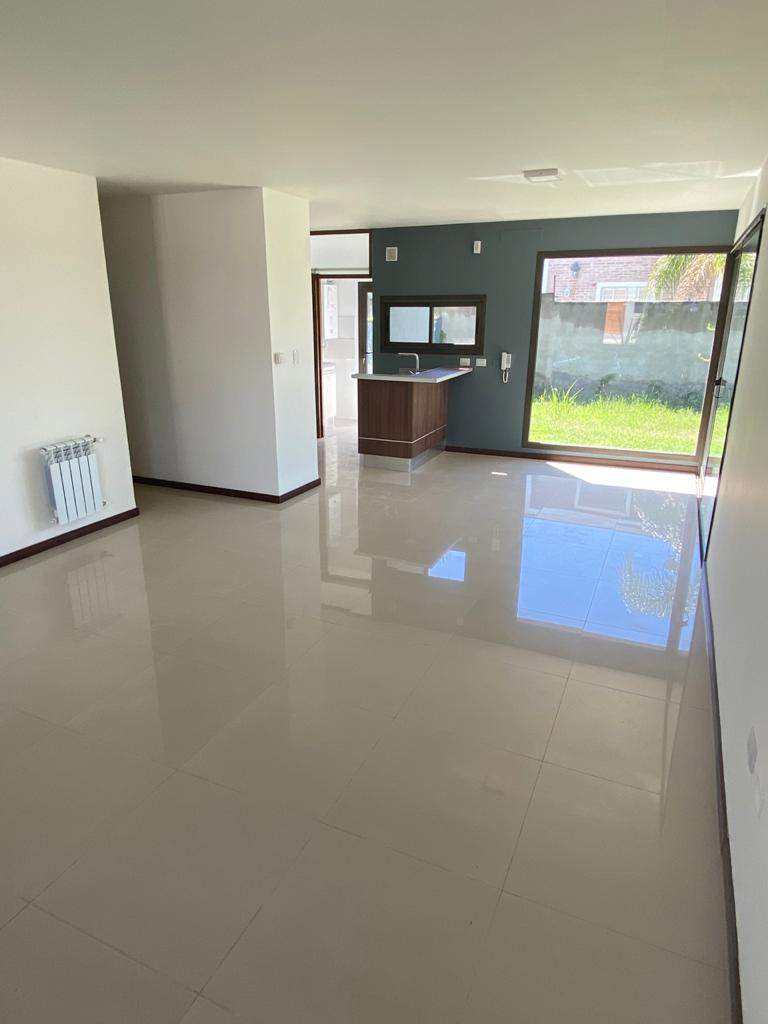 ALQUILER Housing Casa Dúplex tres dormitorios tres baños dos Cocheras SEGURIDAD