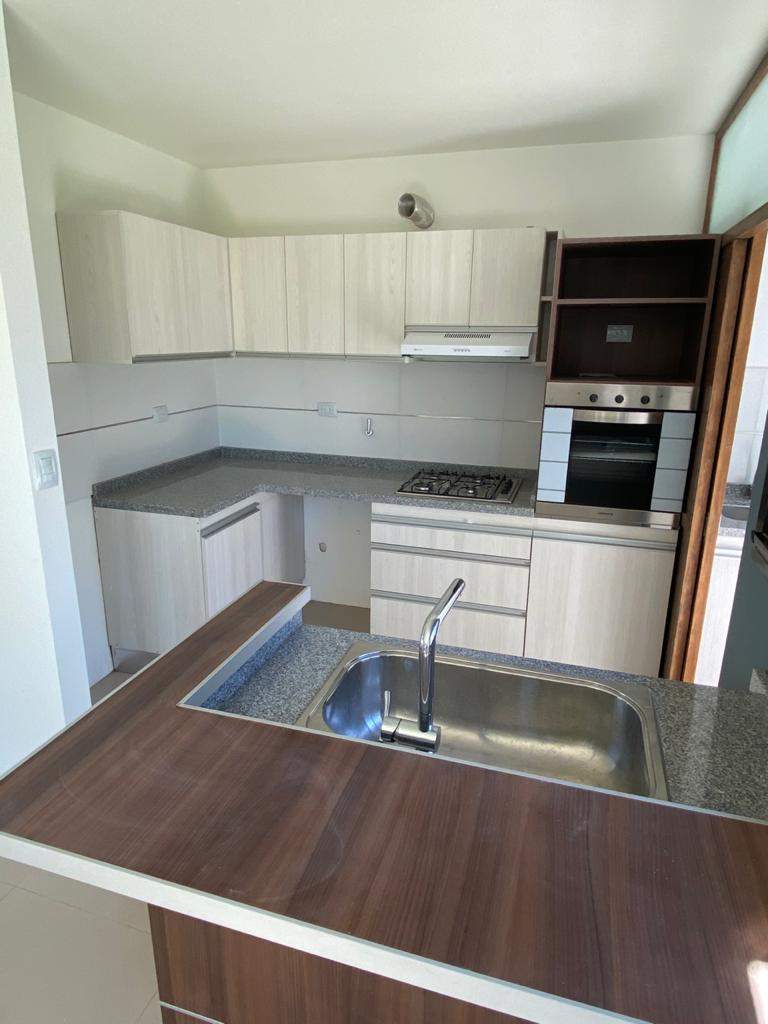 ALQUILER Housing Casa Dúplex tres dormitorios tres baños dos Cocheras SEGURIDAD