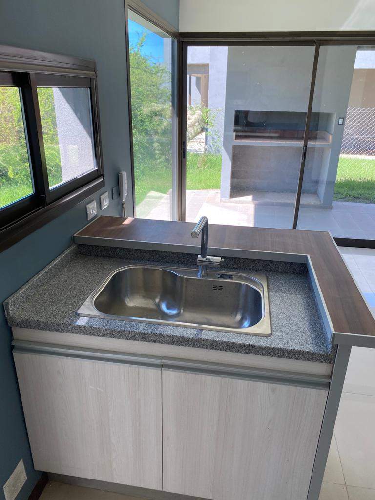 ALQUILER Housing Casa Dúplex tres dormitorios tres baños dos Cocheras SEGURIDAD