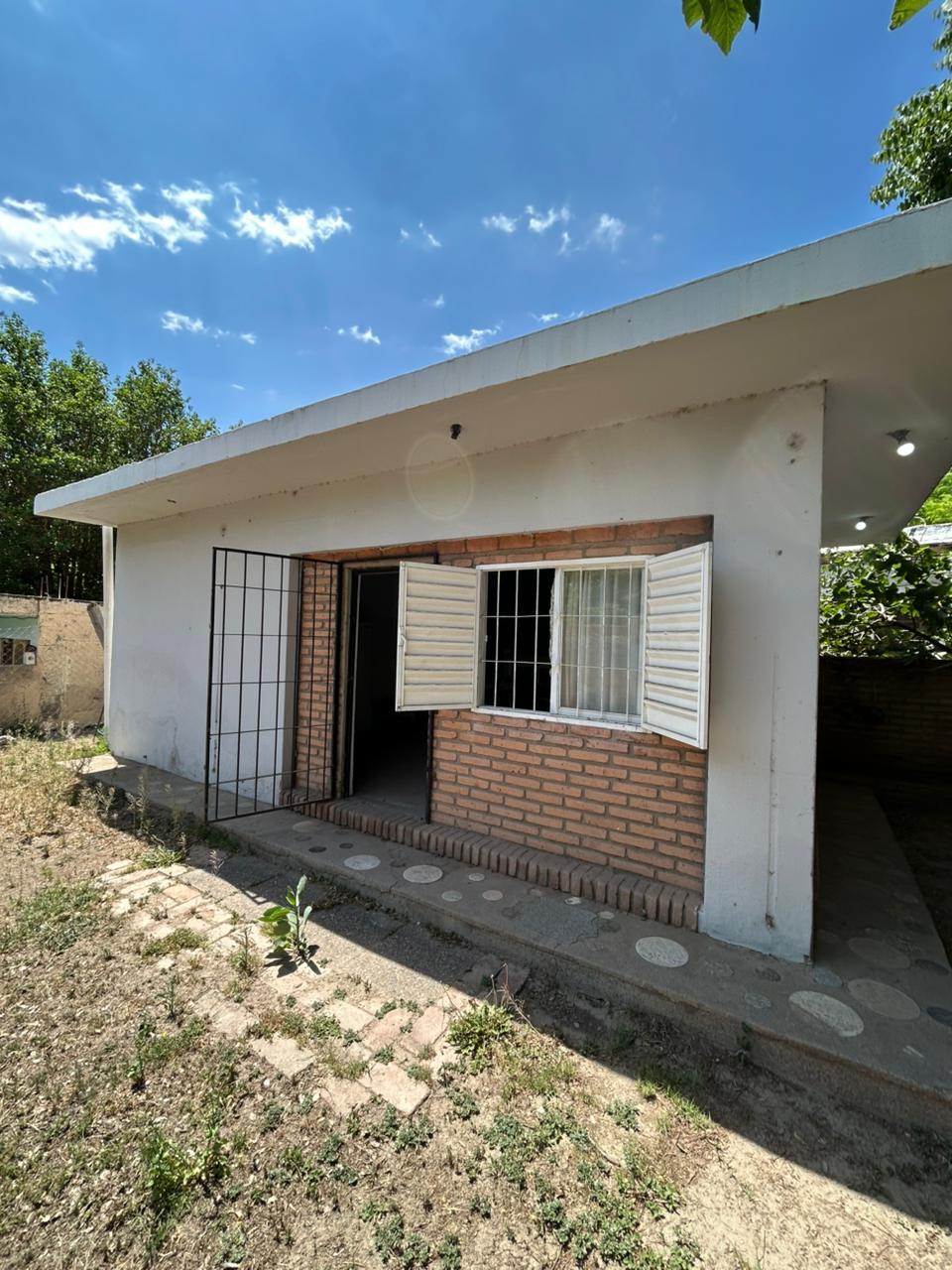 SE ALQUILA CASA DE UN DORMITORIO CON VESTIDOR Y OPCIONAL MONOAMBIENTE AL FRENTE A 2 CUADRAS DEL CENTRO EN CAPILLA DEL MONTE. PVCIA DE CÓRDOBA.
