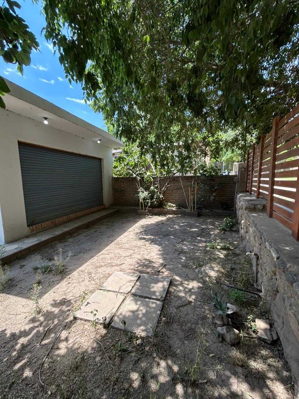 SE ALQUILA CASA DE UN DORMITORIO CON VESTIDOR Y OPCIONAL MONOAMBIENTE AL FRENTE A 2 CUADRAS DEL CENTRO EN CAPILLA DEL MONTE. PVCIA DE CÓRDOBA.