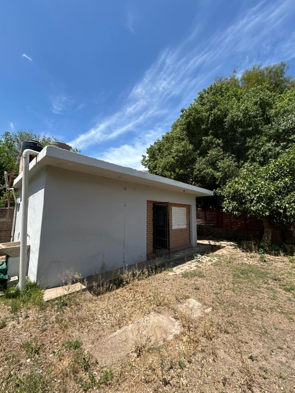 SE ALQUILA CASA DE UN DORMITORIO CON VESTIDOR Y OPCIONAL MONOAMBIENTE AL FRENTE A 2 CUADRAS DEL CENTRO EN CAPILLA DEL MONTE. PVCIA DE CÓRDOBA.