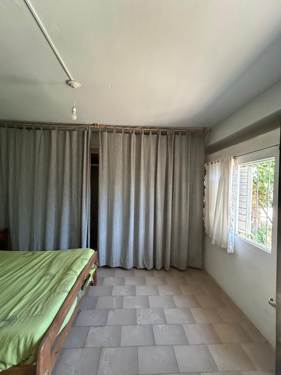 SE ALQUILA CASA DE UN DORMITORIO CON VESTIDOR Y OPCIONAL MONOAMBIENTE AL FRENTE A 2 CUADRAS DEL CENTRO EN CAPILLA DEL MONTE. PVCIA DE CÓRDOBA.