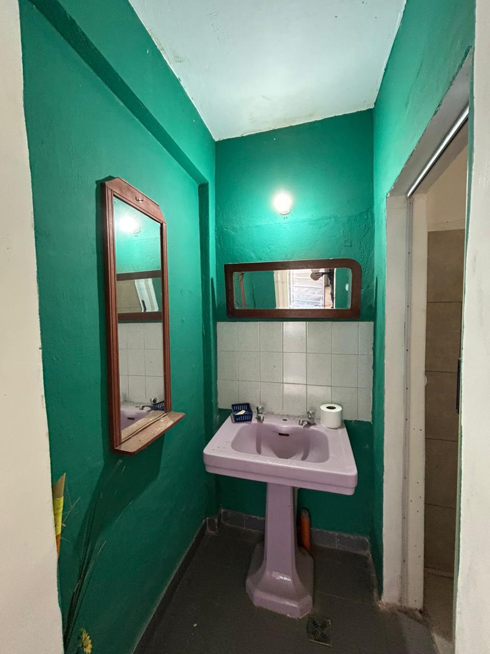 SE ALQUILA CASA DE UN DORMITORIO CON VESTIDOR Y OPCIONAL MONOAMBIENTE AL FRENTE A 2 CUADRAS DEL CENTRO EN CAPILLA DEL MONTE. PVCIA DE CÓRDOBA.