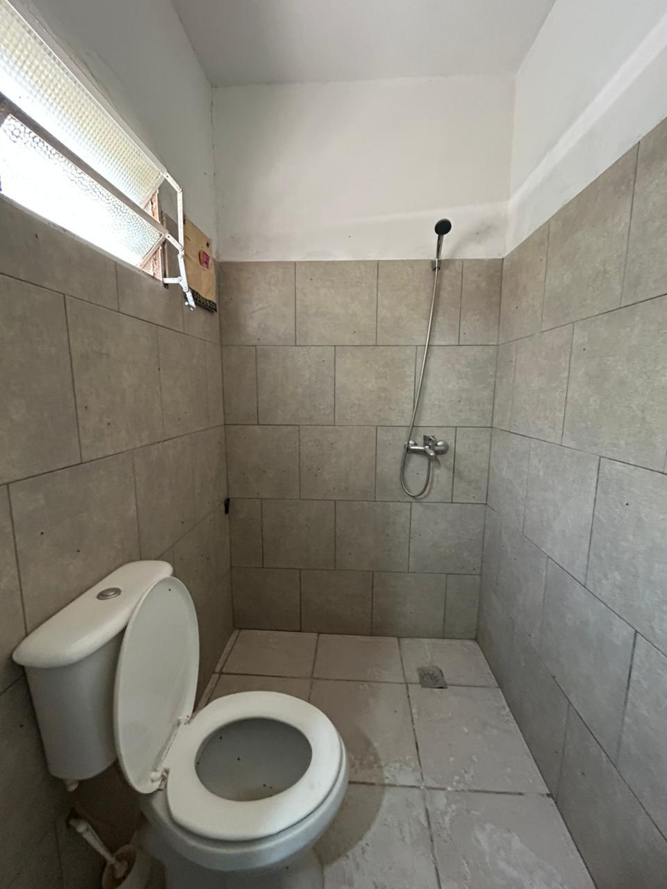 SE ALQUILA CASA DE UN DORMITORIO CON VESTIDOR Y OPCIONAL MONOAMBIENTE AL FRENTE A 2 CUADRAS DEL CENTRO EN CAPILLA DEL MONTE. PVCIA DE CÓRDOBA.