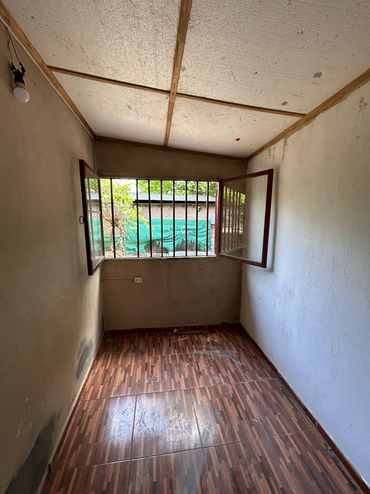 SE ALQUILA CASA DE UN DORMITORIO CON VESTIDOR Y OPCIONAL MONOAMBIENTE AL FRENTE A 2 CUADRAS DEL CENTRO EN CAPILLA DEL MONTE. PVCIA DE CÓRDOBA.